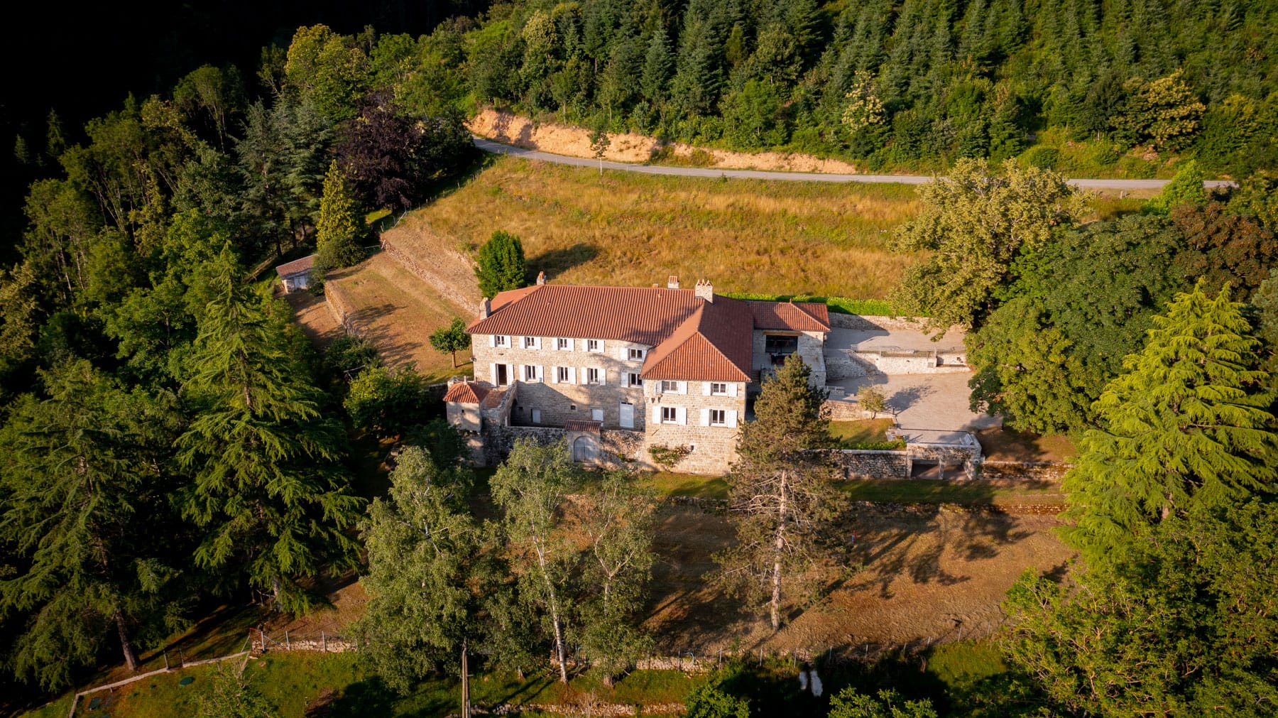 location domaine les charriers ardèche le cheylard hyttalodge rental mariage
